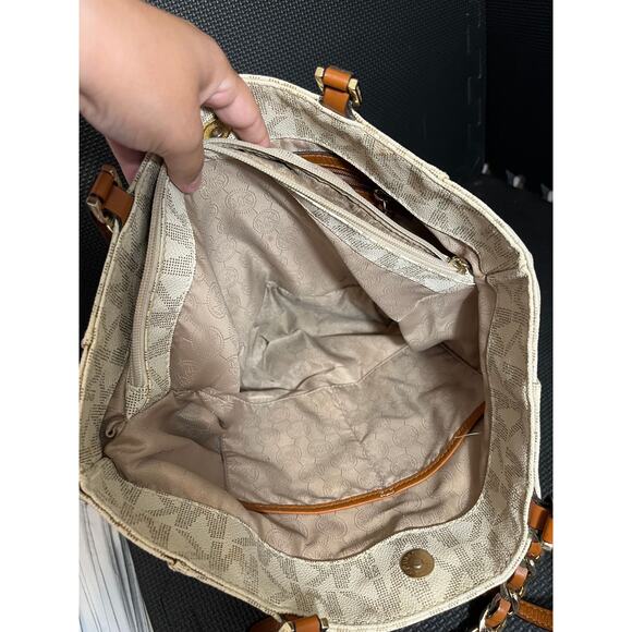 MICHAEL KORS HARPER VANILLA WHITE PVC CHAIN TOTE HAND BAG PURSE Gold Trim Nice - Picture 5 of 13